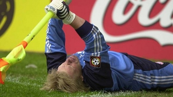 Weiter, immer weiter: Oliver Kahn feiert mit der Eckfahne …