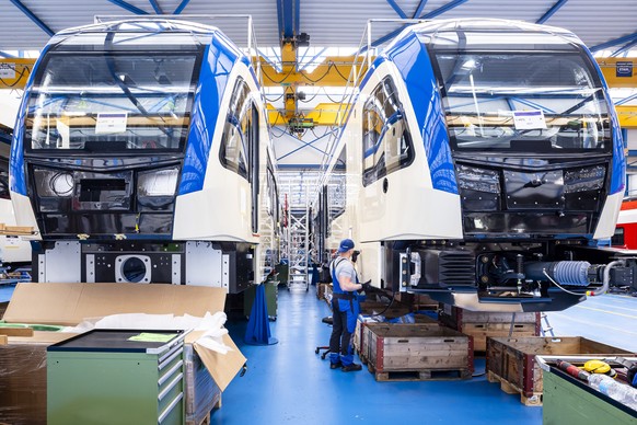 Mitarbeiter an der Arbeit in einer Produktionshalle der Stadler Rail, aufgenommen am Mittwoch, 19. Maerz 2025 in Bussnang. (KEYSTONE/Michael Buholzer).