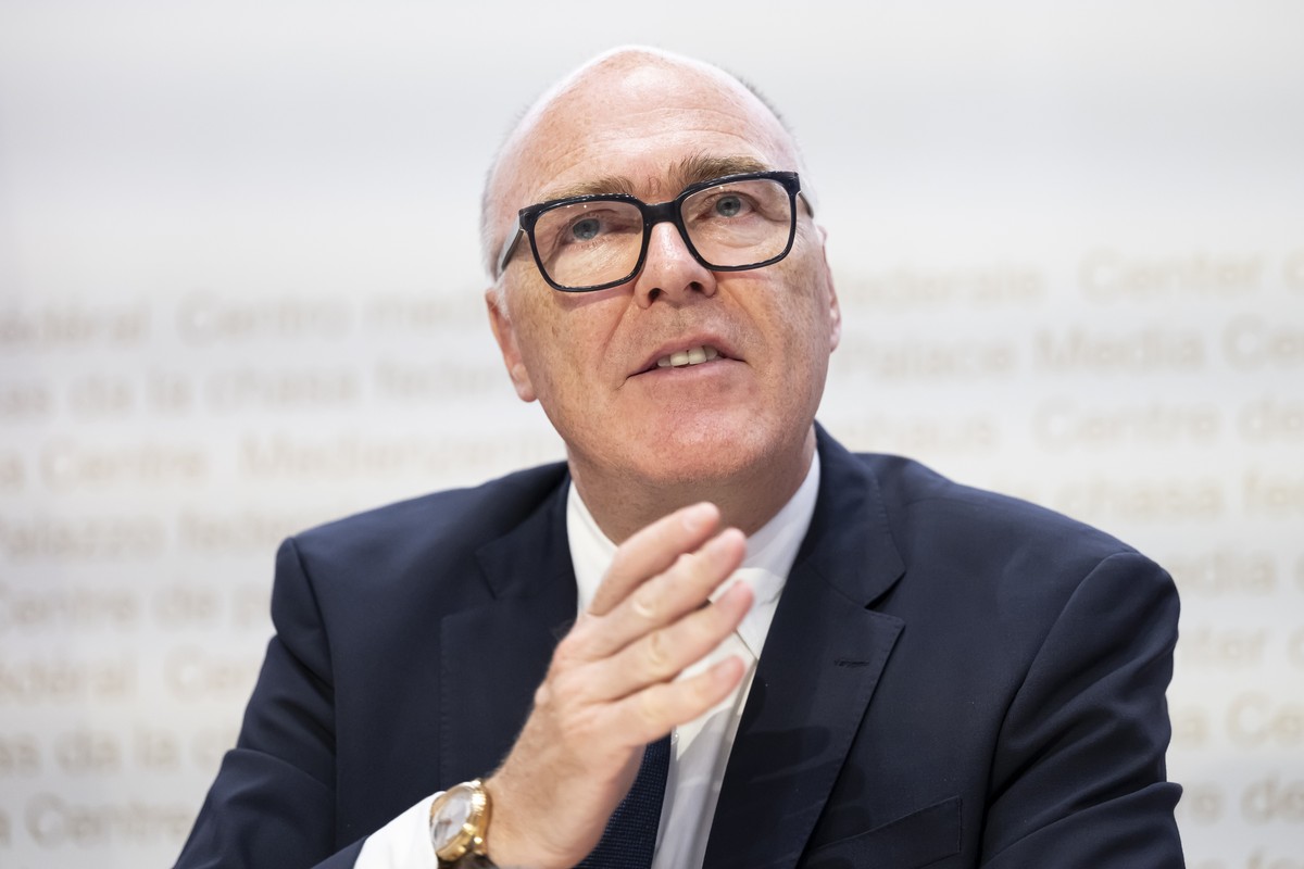 Bundesrat Martin Pfister spricht an einer Medienkonferenz ueber das Thema "Air2030: Aktuelle Herausforderungen und weiteres Vorgehen", am Mittwoch, 25. Juni 2025, im Medienzentrum Bundeshaus ...