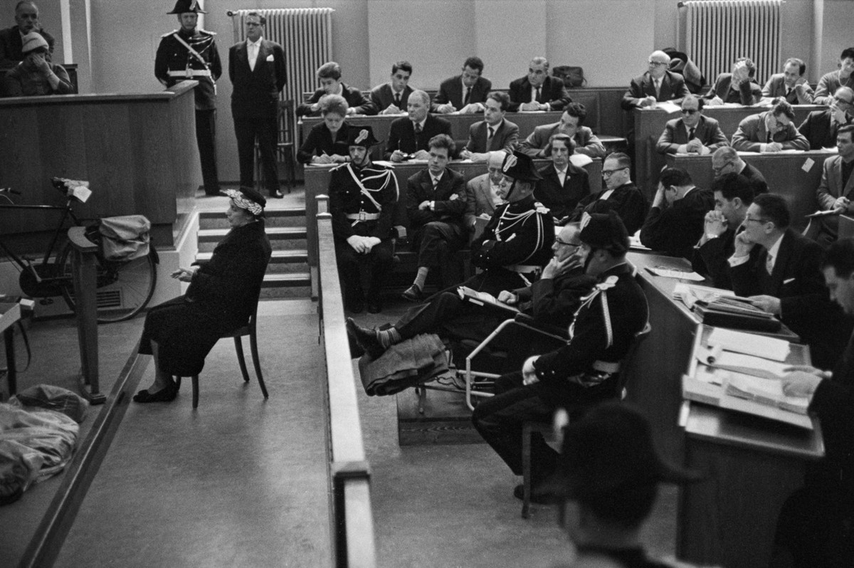 Frau Marie Zumbach bei der Zeugenaussage im Mordfall ihres Gatten Charles Zumbach im Prozess gegen den Genfer Anwalt Pierre Jaccoud, der ab dem 18. Januar 1960 vor dem Geschworenengericht in Genf stat ...