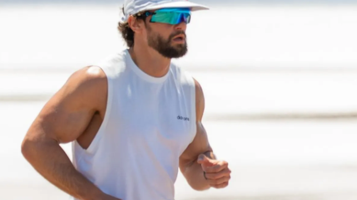 Er konnte kaum noch sprechen: Läufer Arda Saatçi erreicht Ziel nach 14 Marathons am Stück