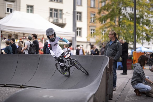 Ein Kind faehrt mit dem Fahrrad auf dem Pumptrack in der Tecknikumstrasse waehrend des Klimatags am Sonntag, 14. September 2025 in Winterthur. (KEYSTONE/Gaetan Bally)
