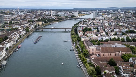 Luftaufnahme ueber dem Rhein mit Blick auf das Grossbasel, links, und das Kleinbasel, rechts, mit dem Areal der Kaserne, rechts Mitte, und dem ehemaligen Dominikanerinnenkloster Klingental, rechts unt ...