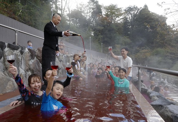 &lt;p&gt;In Tokio baden Menschen in einem Thermalbad voller Rotwein und geniessen ihn gleichzeitig.&lt;/p&gt;