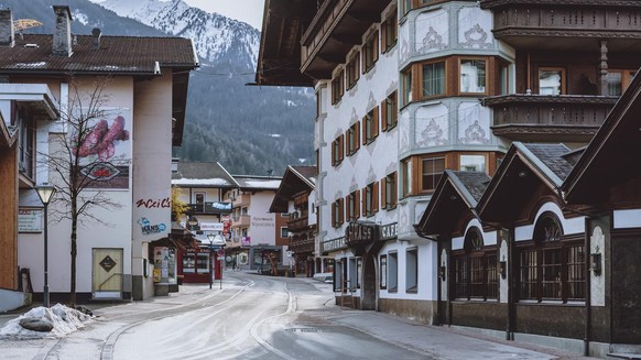 ABD0112_20210204 - MAYRHOFEN - ÃSTERREICH: ++ THEMENBILD ++ ZU APA0146 VOM 4.2.2021 - Ortsansicht am Donnerstag, 4. Februar 2021, in Mayrhofen. Tirols Landeshauptmann GÃ¼nther Platter (ÃVP) hat am D ...