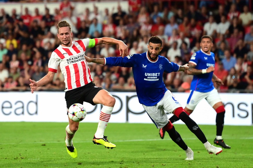 epa10136952 Luuk de Jong (L) of PSV Eindhoven and Connor Goldson of Rangers FC in action during the UEFA Champions League second leg play off match between PSV Eindhoven and Rangers FC in Eindhoven, N ...