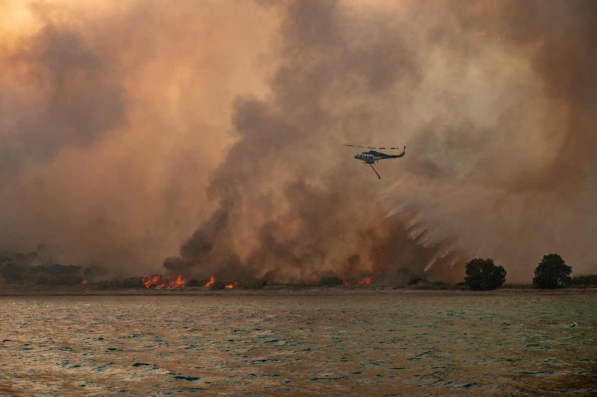 KEYPIX - epa12193970 A firefighting helicopter during firefighting operations on Chios Island, Greece, 24 June 2025. Minister of Climate Crisis and Civil Protection Yannis Kefalogiannis visited Chios  ...