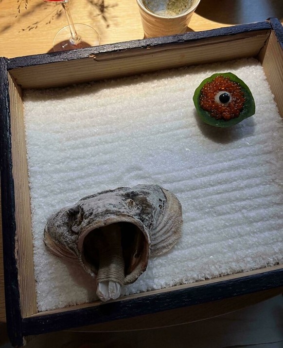 WE WANT PLATES 

https://www.reddit.com/r/WeWantPlates/comments/1e6ydpw/this_is_how_they_served_me_a_fish_it_was_good/