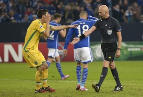 Schiedsrichter Sergei Karasev zeigt fälschlicherweise auf den Penaltypunkt.