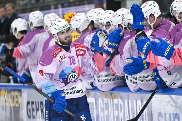 Der Davoser Filip Zadina beim Abklatschen nach seinem dritten Goal zur 3:0 Fuehrung im Eishockey-Qualifikationsspiel der National League (NL) zwischen dem HC Davos und dem EHC Biel Bienne, am Samstag, ...