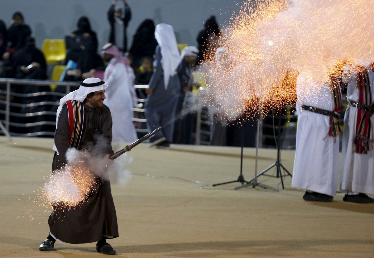 Nicht ohne meine «Spritze»: Ein Saudi feuert sein Gewehr bei einem Kulturfestival in Riad ab.
