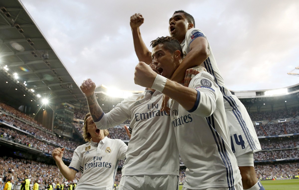 epaselect epa05941072 Real Madrid's Portuguese striker Cristiano Ronaldo (C) celebrates his 1-0 goal with teammates sagainst Atletico de Madrid during the UEFA Champions League semifinal match be ...