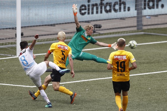 Zuerichs Antonio Marchesano erzielt das Tor zum 0-2 gegen Berns Torhueter Marco Woelfli im Schweizer Fussball Cupfinalspiel zwischen den Berner Young Boys und dem FC Zuerich, am Sonntag 27. Mai 2018,  ...