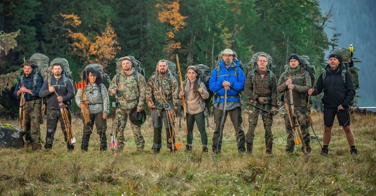 Die Kandidat:innen von"Alone - Überlebe die Wildnis": V.l.: David, Markus, Silvia, Martin, Christian, Nicole, Falk, Michael, Yannick und André.