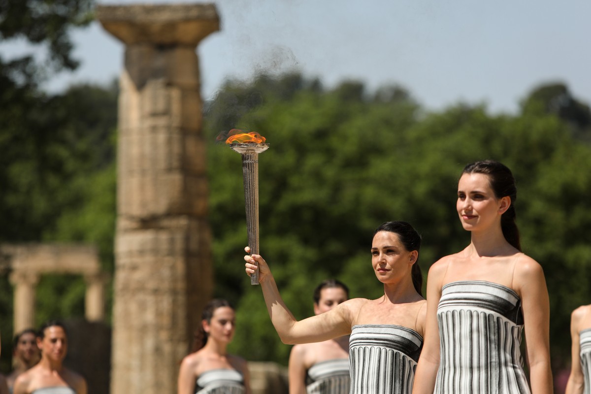 epa11279829 Actors play the role of priestesses and perform during the rehearsal of the Olympic flame lighting ceremony for the Paris 2024 Summer Olympic Games, at the Ancient Olympia site in Peloponn ...