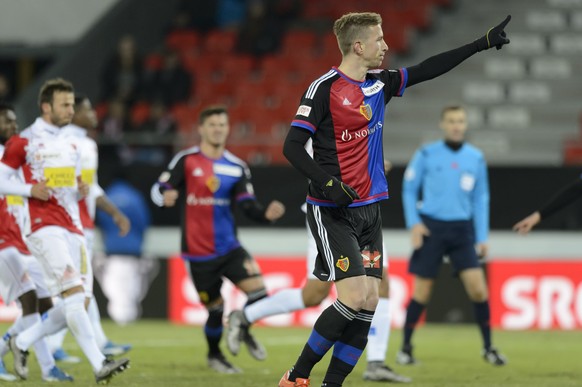 Le joueur balois Marc Janko, droite, celebre la reussite de son penalty, egalisation 2 a 2, lors de la rencontre de 1/4 de finale de la Coupe Suisse de football entre le FC Sion et le FC Bale 1893 ce  ...