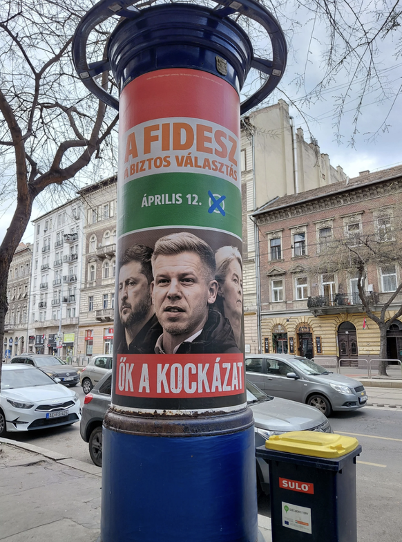Plakat-Kampagne: Orbans Fidesz-Partei beschuldigt Oppositionsführer Peter Magyar einer Verschwörung mit Selenski und EU-Kommissionspräsidentin Ursula von der Leyen.