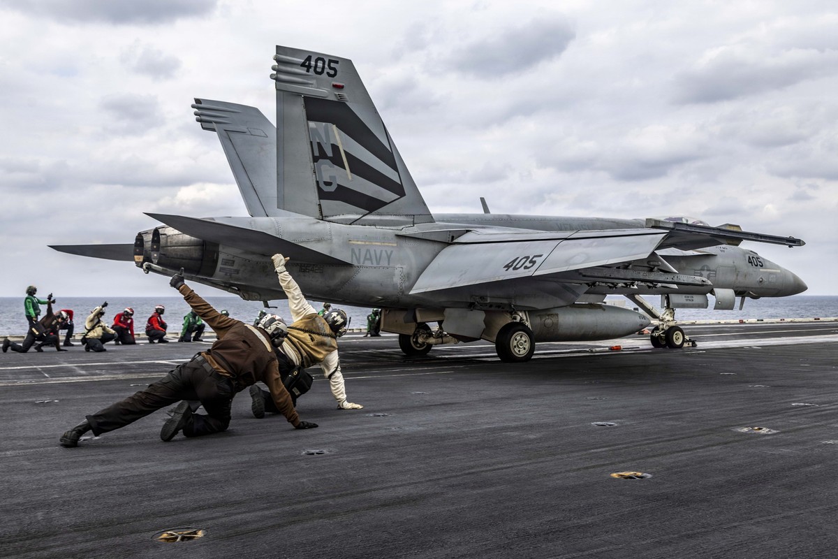 epa12697229 A handout photo made available by the US Navy shows an F/A-18E Super Hornet, attached to Strike Fighter Squadron (VFA) 151, launching from the flight deck of the Nimitz-class aircraft carr ...