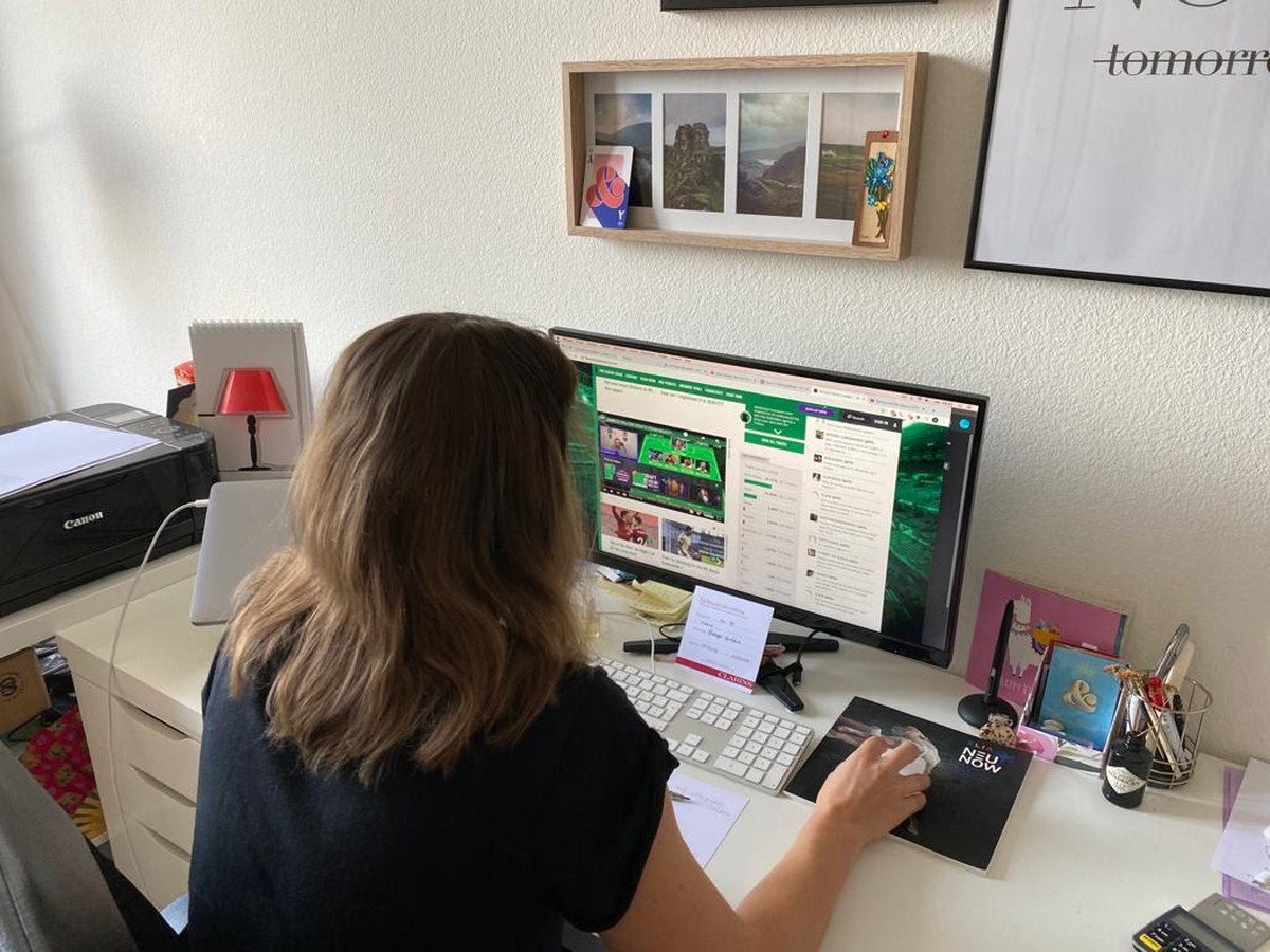 Océane s'informe sur quelques sites spécialisés avant de faire ses transferts.