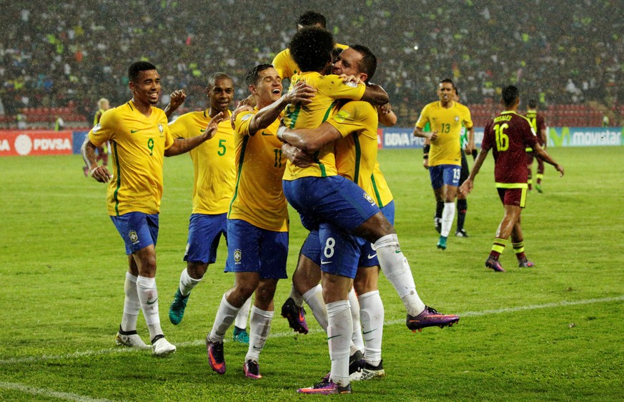 Football Soccer - Venezuela v Brazil - World Cup 2018 Qualifiers - Metropolitano Stadium, Merida, Venezuela - 11/10/16 - Brazil&#039;s Willian (C) celebrates with team mates after scoring. REUTERS/Mar ...