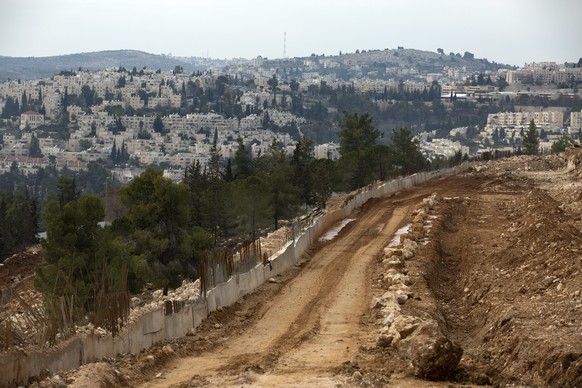 epa05686676 Housing construction is underway on the outskirts of the disputed Israeli &#039;settlement&#039; of Ramat Shlomo, 23 December 2016, with greater Jerusalem seen in the background, after rep ...