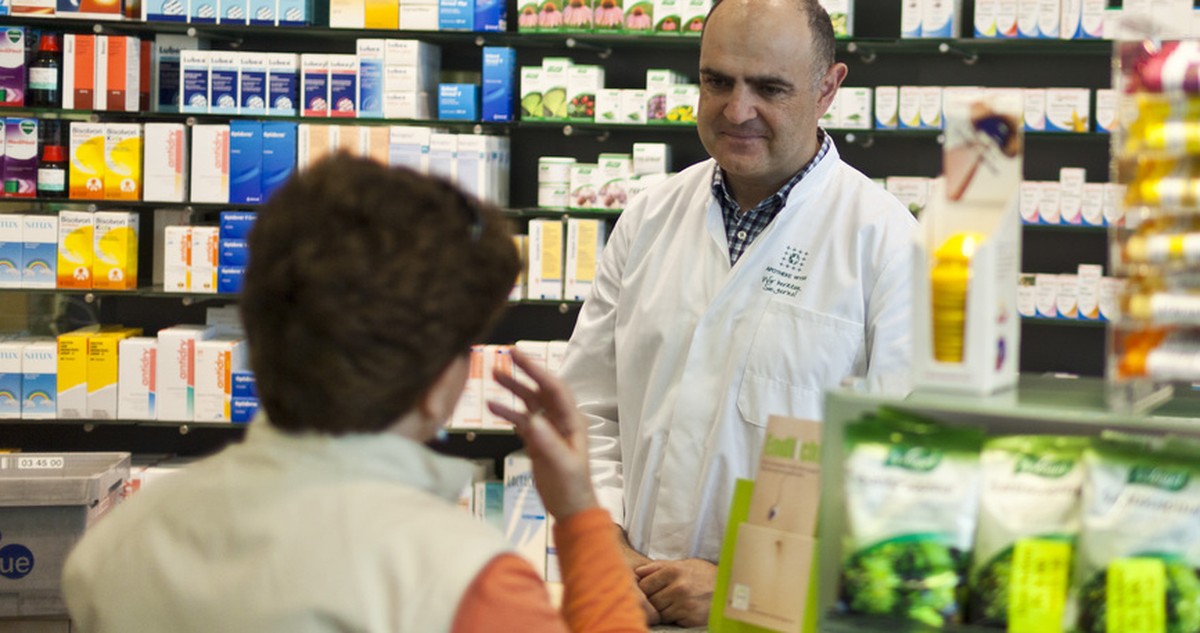 Ein Apotheker in Baden berät eine Kundin.&nbsp;