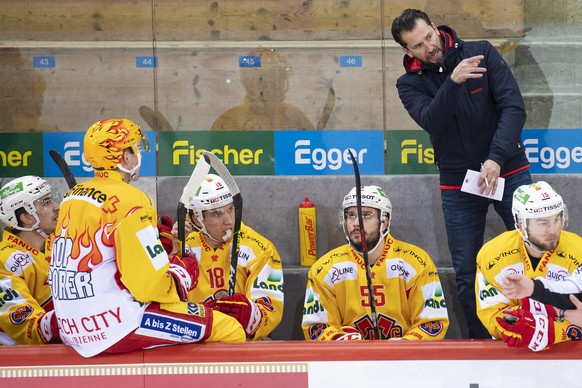 Biels Head Coach Lars Leuenberger, hinten rechts, waehrend dem Meisterschaftsspiel der National League zwischen den SCL Tigers und dem EHC Biel, am Freitag, 15. Januar 2021, im Ilfisstadion in Langnau ...