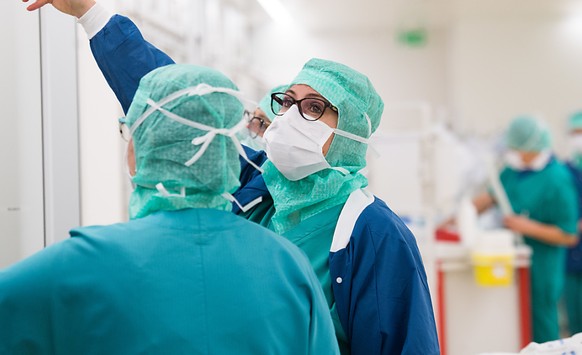 Im Kampf gegen das Coronavirus benötigt das medizinische Personal dringend Schutzausrüstung. Der Bundesrat hat nun die Exporte aus der Schweiz beschränkt. (Archivbild)