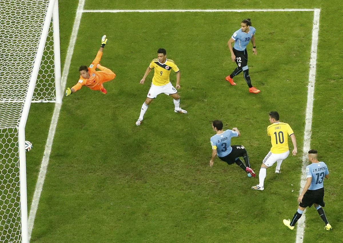 Die Entscheidung: James Rodriguez erzielt sein zweites Tor an diesem Abend, Fernando Muslera fliegt ins Leere.