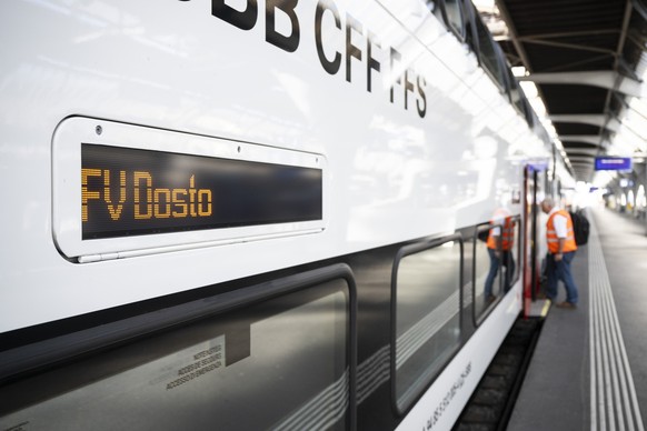 Der neue IR-Dosto der SBB faehrt in den Hauptbahnhof vor seiner ersten kommerziellen Fahrt, aufgenommen am Freitag, 7. Juli 2023 in Zuerich. (KEYSTONE/Ennio Leanza).