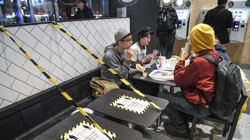 epa08816082 Customers enjoy their meal at a fast food restaurant in Stockholm, Sweden, amid the continous spread of the corona (Covid-19) pandemic. EPA/Fredrik Sandberg/TT SWEDEN OUT