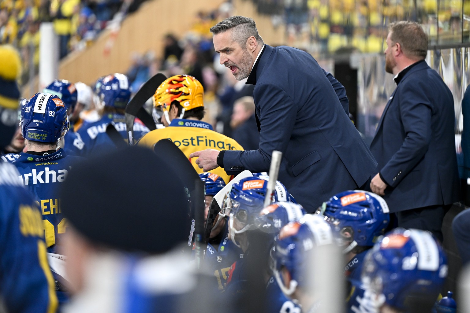 Head Coach Josh Holden (HCD) hinter der Bande, beim ersten Eishockey Playoff Viertelfinalspiel im Eishockey Spiel der National League zwischen HC Davos, HCD und EV Zug, EVZ, am Freitag, 20. Maerz 2026 ...