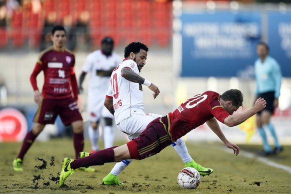 Le joueur valaisan Carlitos gauche, lutte pour le ballon avec le joueur de Vaduz Nicolas Hasler droite, lors de la rencontre de football de Super League entre le FC Sion et le FC Vaduz ce dimanche 12  ...