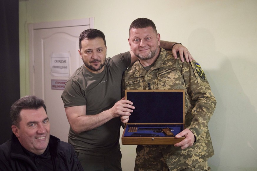 Ukraine-Konflikt, Pr�sident Wolodymyr Selenskyj beschenkt Soldaten in Dnipro July 27, 2023, Dnipro, Dnipropetrovsk Oblast, Ukraine: Ukrainian President Volodymyr Zelenskyy, left, embraces Commander in ...