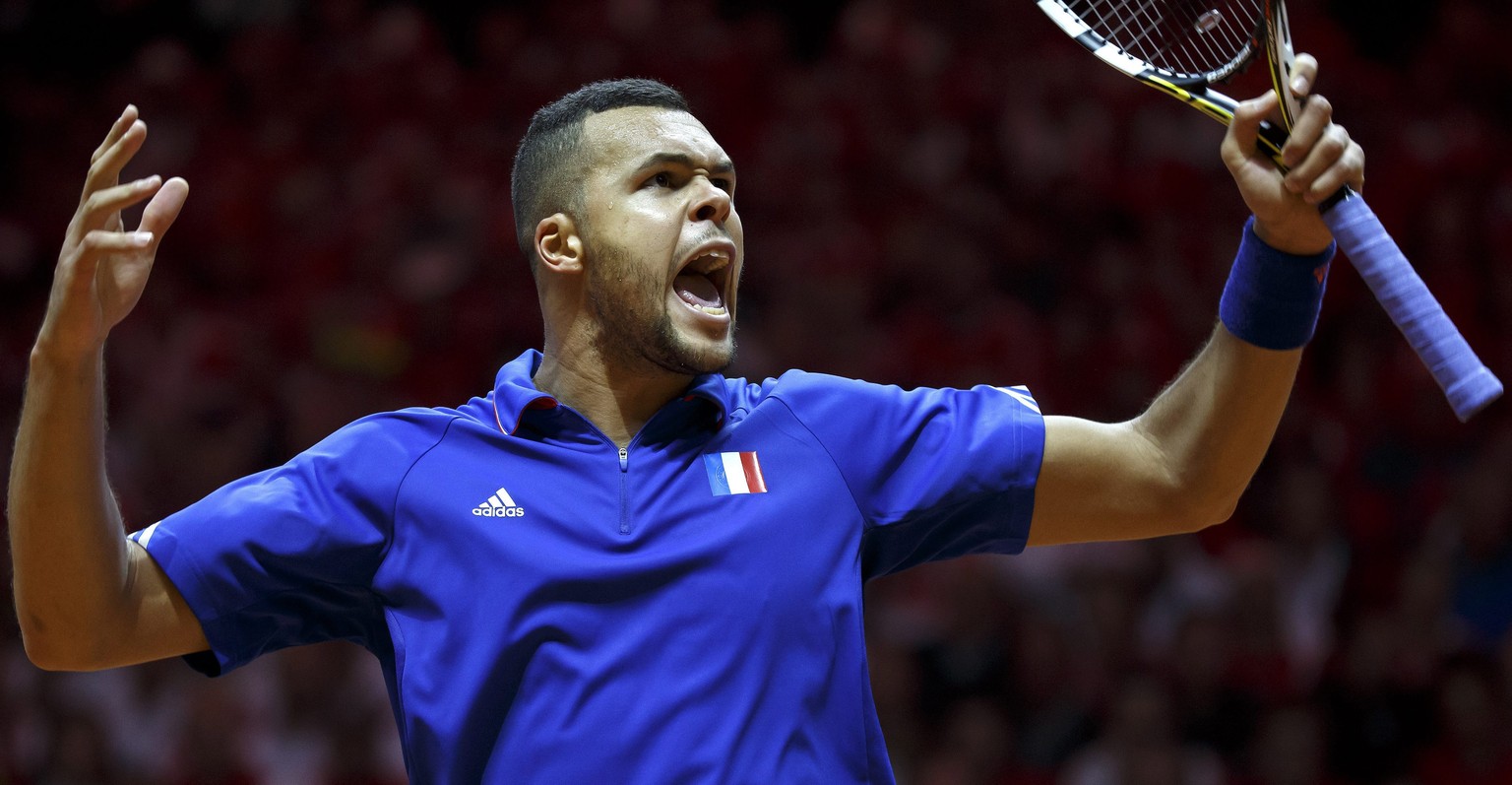 Jo-Wilfried Tsonga versucht nach zwei abgewehrten Satzbällen im dritten Durchgang das Publikum wachzurütteln. Doch Wawrinka behält die Ruhe.