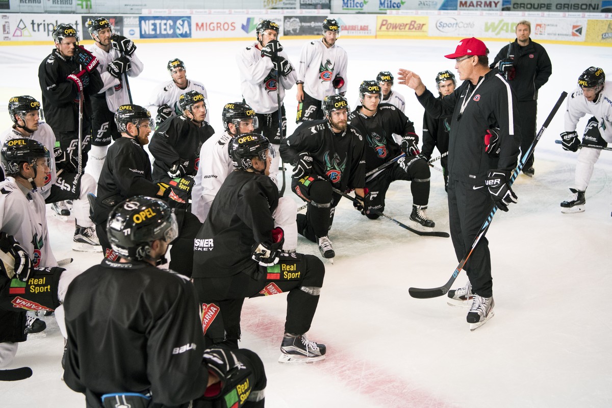 Larry Huras, le nouvel entraineur du HC Fribourg-Gotteron, a droite avec une casquette rouge, prend la parole, lors d'un entrainement avec sa nouvelle equipe, ce lundi, 26 septembre 2016, a la pa ...