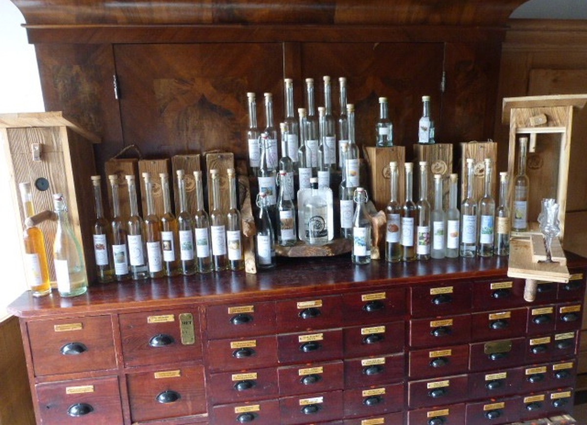 holzwurmsanatorium benken SG destillerie brennenb schnapsbrennen whisky gin wodka brennkessel alkohol drinks trinken https://www.holzwurmsanatorium.ch/destillerie/