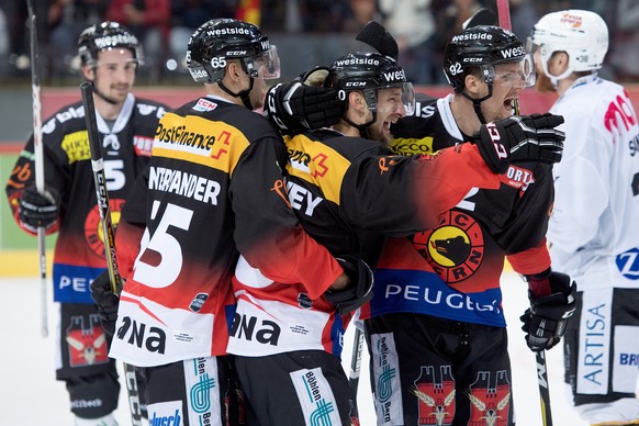 Berns Tristan Scherwey, Mitte, jubelt ueber sein Tor zum 2:0 mit Berns Ramon Untersander, 2. von links, und Berns Gaetan Haas, rechts, im Eishockey Meisterschaftsspiel der National League zwischen dem ...