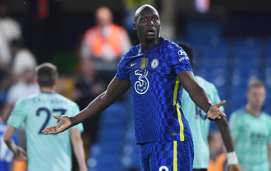 epa09959144 Romelu Lukaku of Chelsea gestures during the English Premier League soccer match between Chelsea FC and Leicester City in London, Britain, 19 May 2022. EPA/NEIL HALL EDITORIAL USE ONLY. No ...