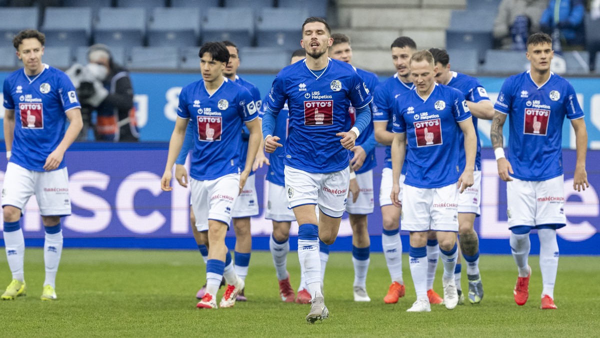 Die Luzerner mit Adrian Grbic, mitte, feiern das Tor zum 1:0 beim Super League Meisterschaftsspiel zwischen dem FC Luzern und dem FC Sion vom Sonntag, 23. Februar 2025 in Luzern. (KEYSTONE/Urs Flueele ...