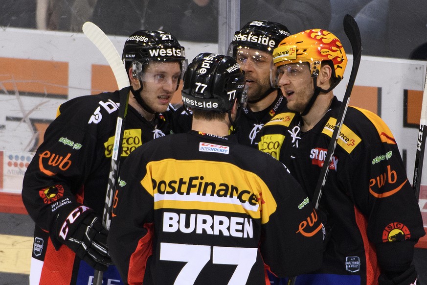 Berns Top Scorer Simon Bodenmann, rechts, jubelt nach seinem Tor (2-0) mit Berns Marc Kaempf, Berns Yanik Burren, und Berns Andrew Ebbett, von links, im dritten Eishockey Playoff-Viertelfinalspiel der ...