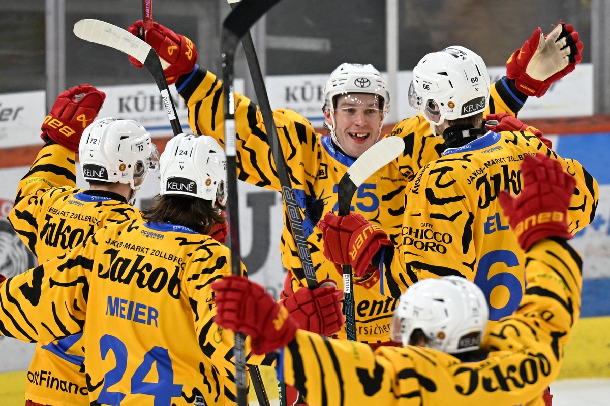 Tigers Samuel Erni, Noah Meier, Aleski Saarela, Jiri Felcman, von links, jubeln beim 3:1 beim Eishockey-Qualifikationsspiel der National League, zwischen den SCL Tigers und den SC Rapperswil-Jona Lake ...