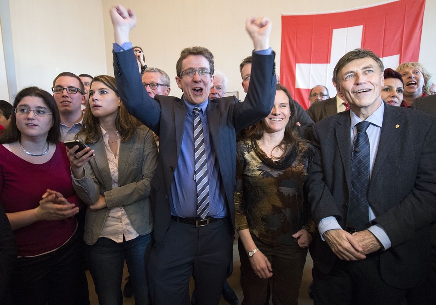 SVP-Wahlkampfleiter Albert Rösti schätzt die Chancen, die EU in die Knie zu zwingen auf über 50 Prozent. Hier feiert er die Annahme der Masseneinwanderungs-Initiative am SVP-Abstimmungsapéro in Burgdo ...