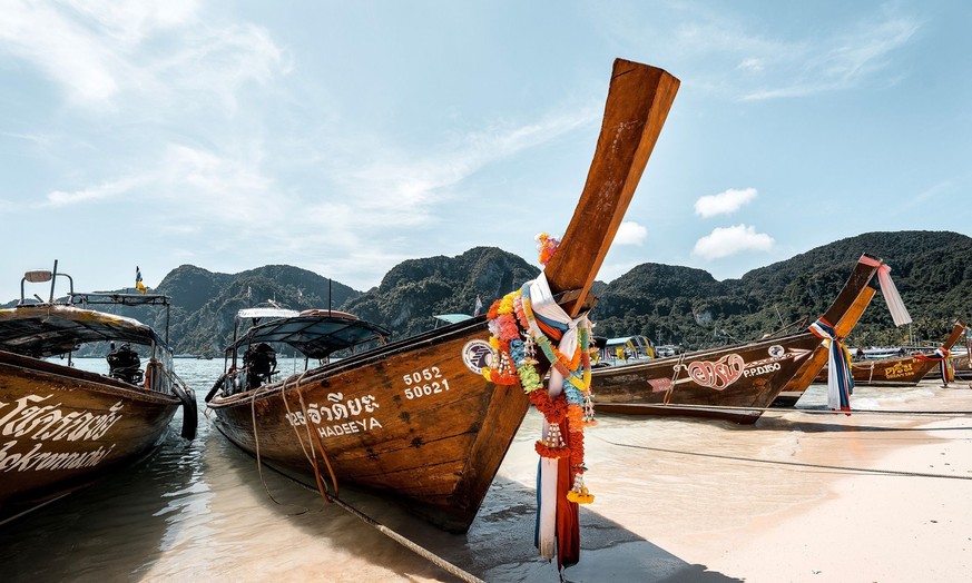 Die berÃ¼hmten Langschwanzboote von Thailand.
