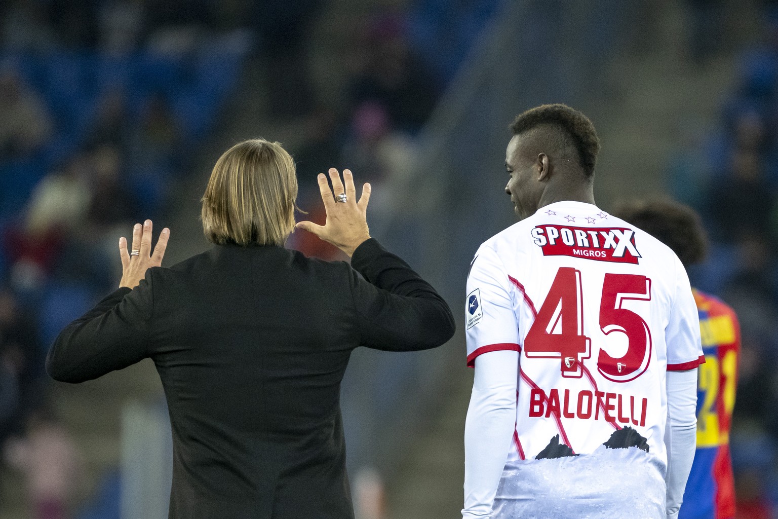 Sions Trainer Paolo Tramezzani, links, und Sions Mario Balotelli, rechts, im Fussball Meisterschaftsspiel der Super League zwischen dem FC Basel 1893 und dem FC Sion im Stadion St. Jakob-Park in Basel ...