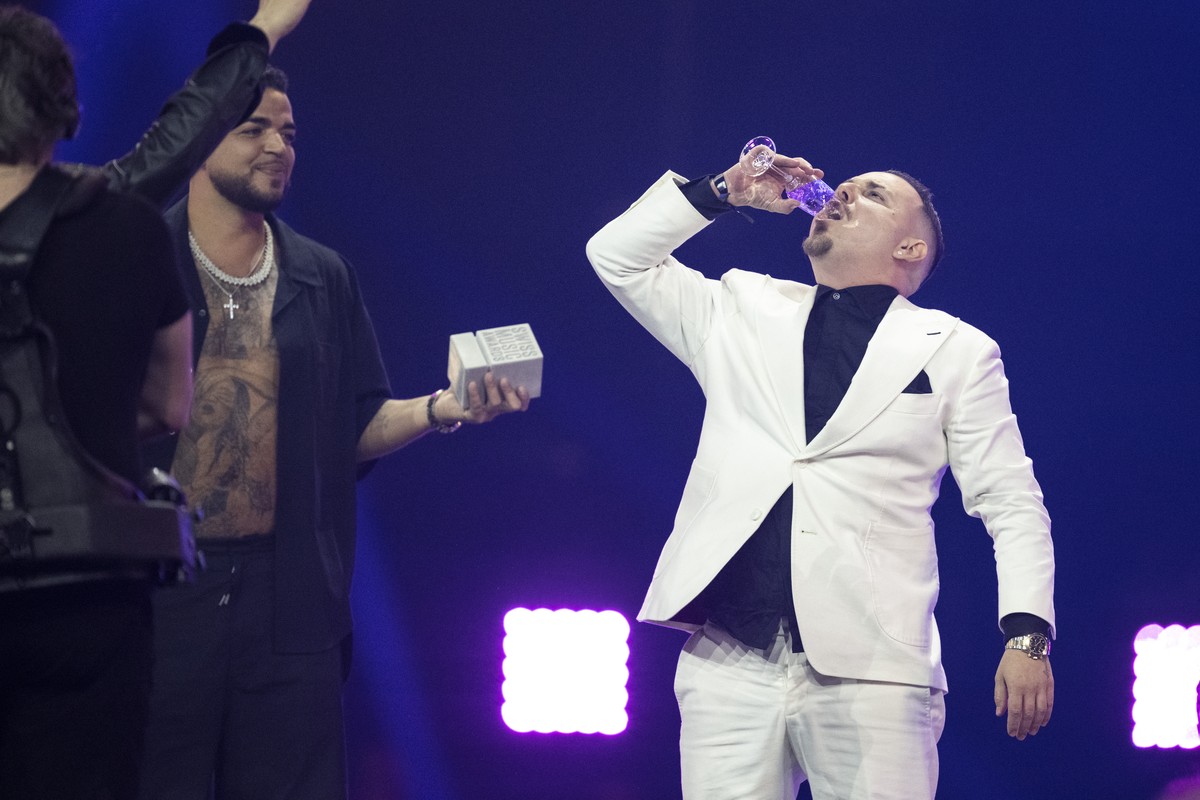 EAZ - Juicy win the Best Hit Award, during the award ceremony of the Swiss Music Awards in Zuerich, Switzerland, May 8, 2024. (KEYSTONE/Urs Flueeler)