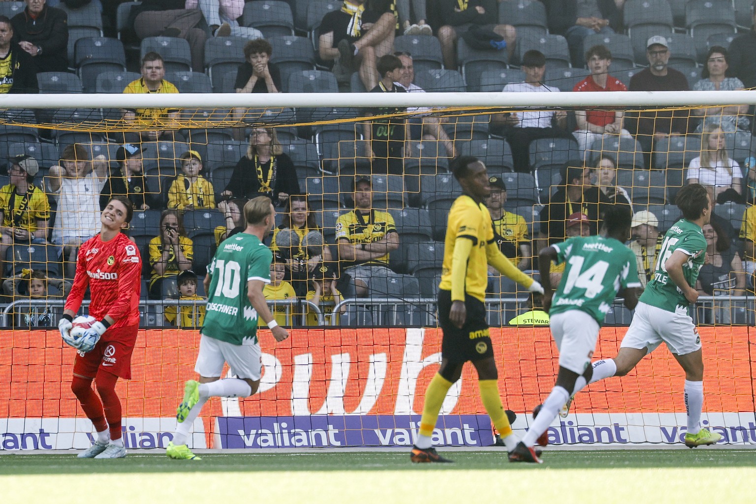 Lukas Goertler (SG), rechts, jubelt nach seinem Tor zum 0-1 mittels Penalty gegen Torhueter Marvin Keller (YB), links, im Super League Spiel zwischen dem BSC Young Boys und dem FC St. Gallen, am Sonnt ...