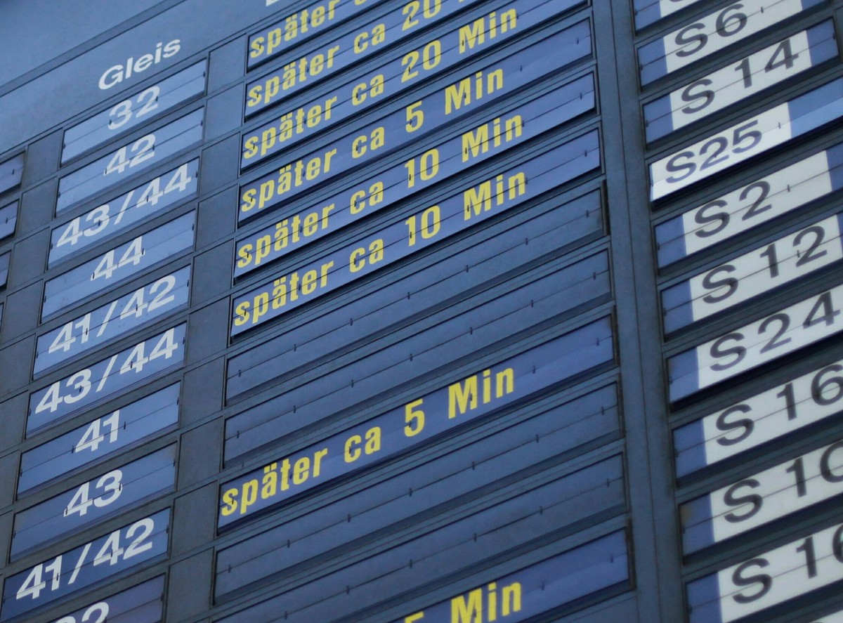 ARCHIV --- ZUR MELDUNG, DASS DIE SBB AB EINER STUNDE VERSPAETUNG PASSAGIERE ENTSCHAEDIGEN SOLLEN, STELLEN WIR IHNEN FOLGENDES BILD ZUR VERFUEGUNG --- Die Anzeigetafel zeigt diverse Verspaetungen am Zu ...