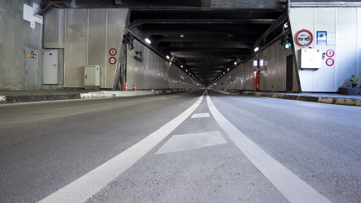 Grosser-St-Bernhard-wird-w-hrend-9-N-chten-f-r-Transitverkehr-gesperrt