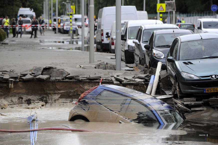 Sogar Autos versanken in der Flut.